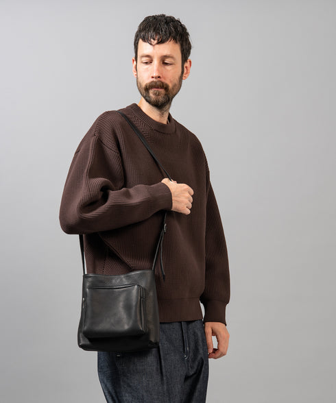 MR.OLIVE E.O.I / WATER PROOF WASHABLE LEATHER / GUSSET POCKET COMPACT SHOULDER BAG ミスターオリーブ イーオーアイ/ウォータープルーフウォッシャブルレザー/ガゼットポケット コンパクトショルダーバッグ
